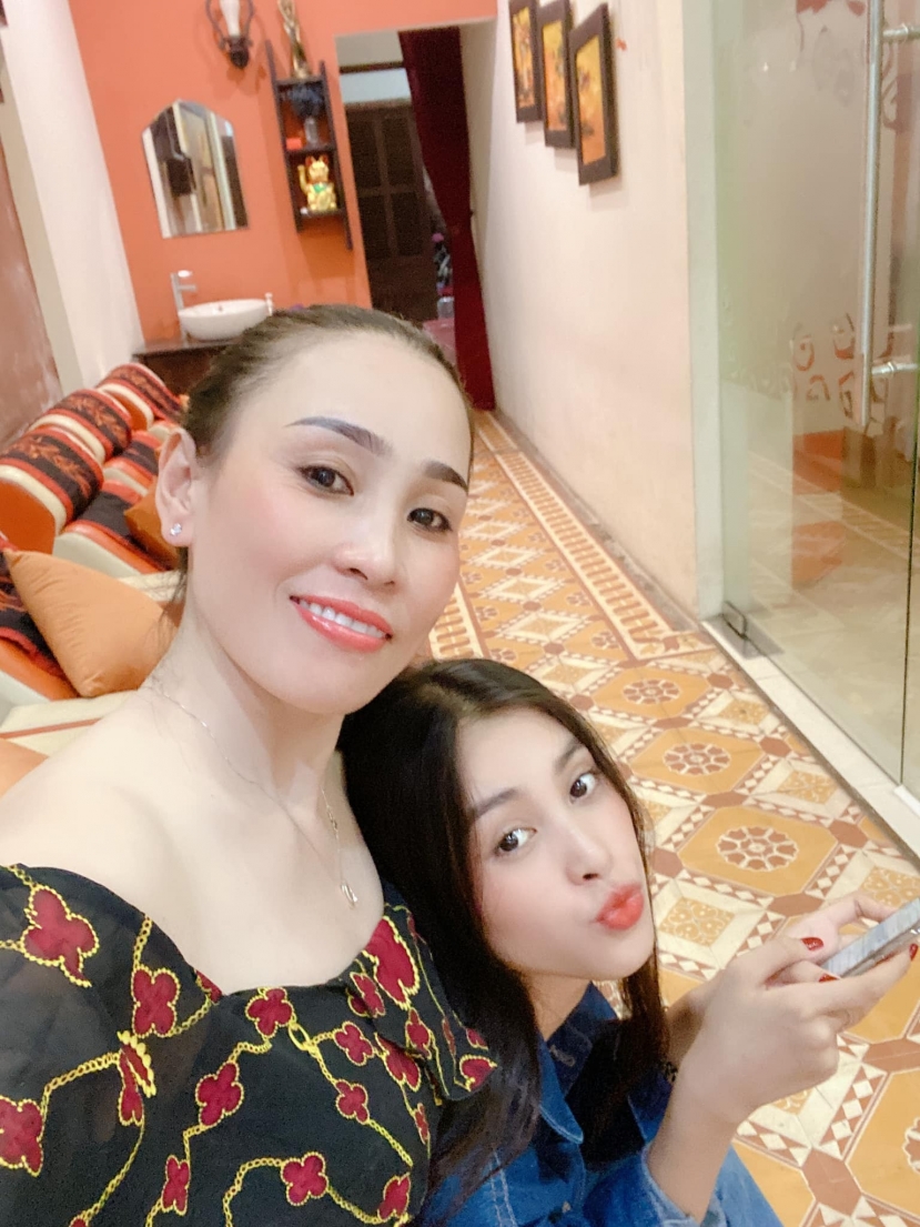 Khoảnh khắc đời thường của Tiểu Vy bên mẹ. Ảnh FBNV Khoảnh khắc đời thường của Tiểu Vy bên mẹ. Ảnh FBNV