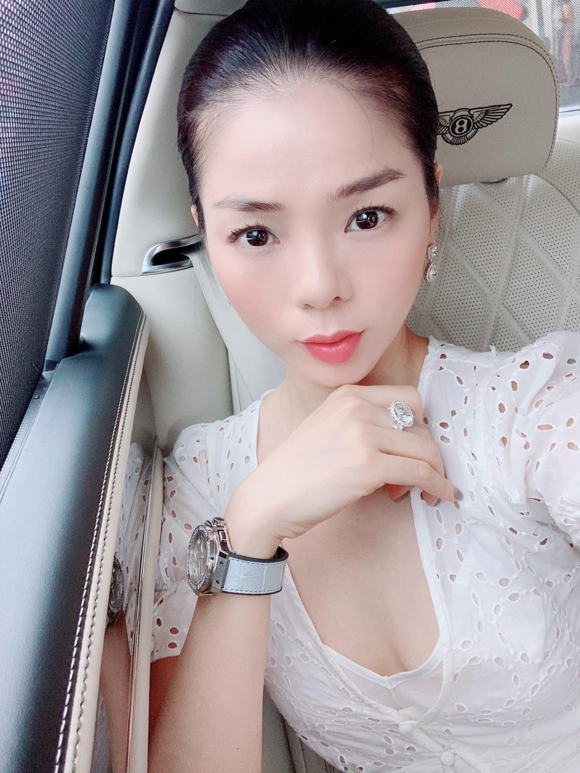 Lệ Quyên hờ hững tung ảnh chốn riêng tư với loạt sắc thái khó có thể rời mắt - Ảnh 1 Lệ Quyên hờ hững tung ảnh chốn riêng tư với loạt sắc thái khó có thể rời mắt - Ảnh 1