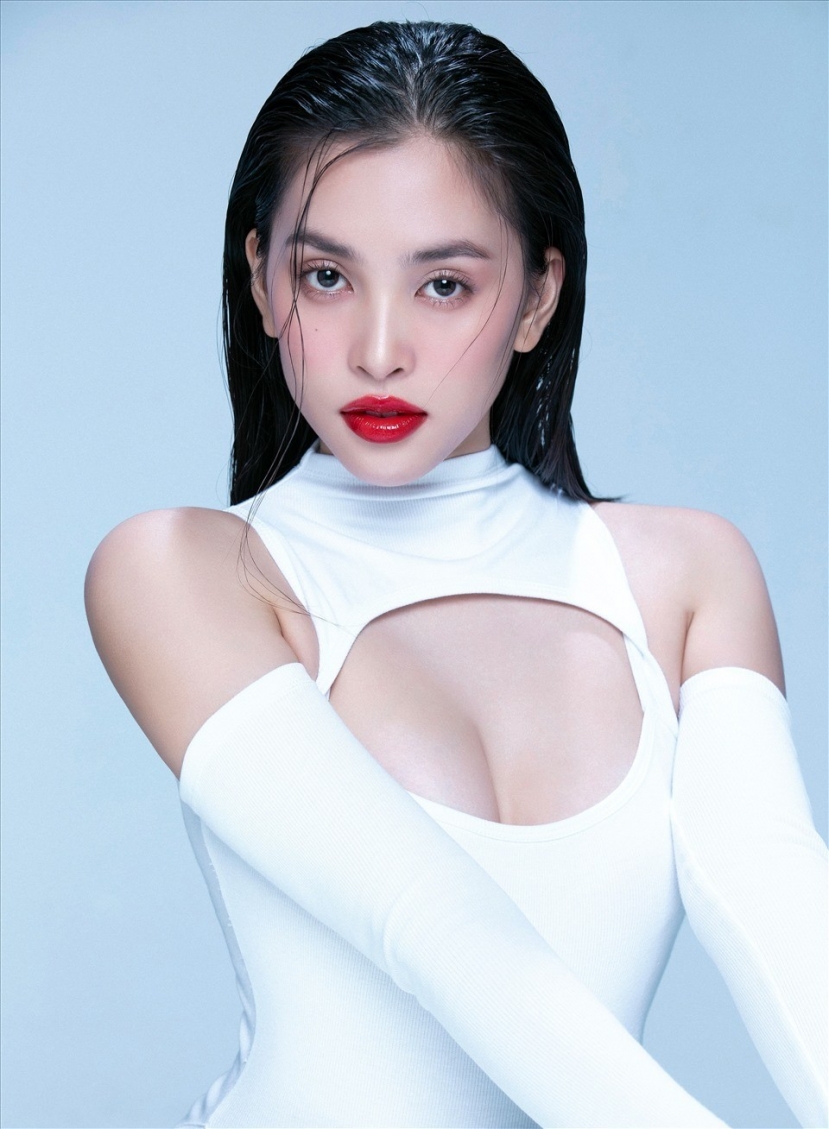 Tiểu Vy khiến ai nấy tròn mắt với màn phanh áo bên trời Tây - Ảnh 1 Tiểu Vy khiến ai nấy tròn mắt với màn phanh áo bên trời Tây - Ảnh 1