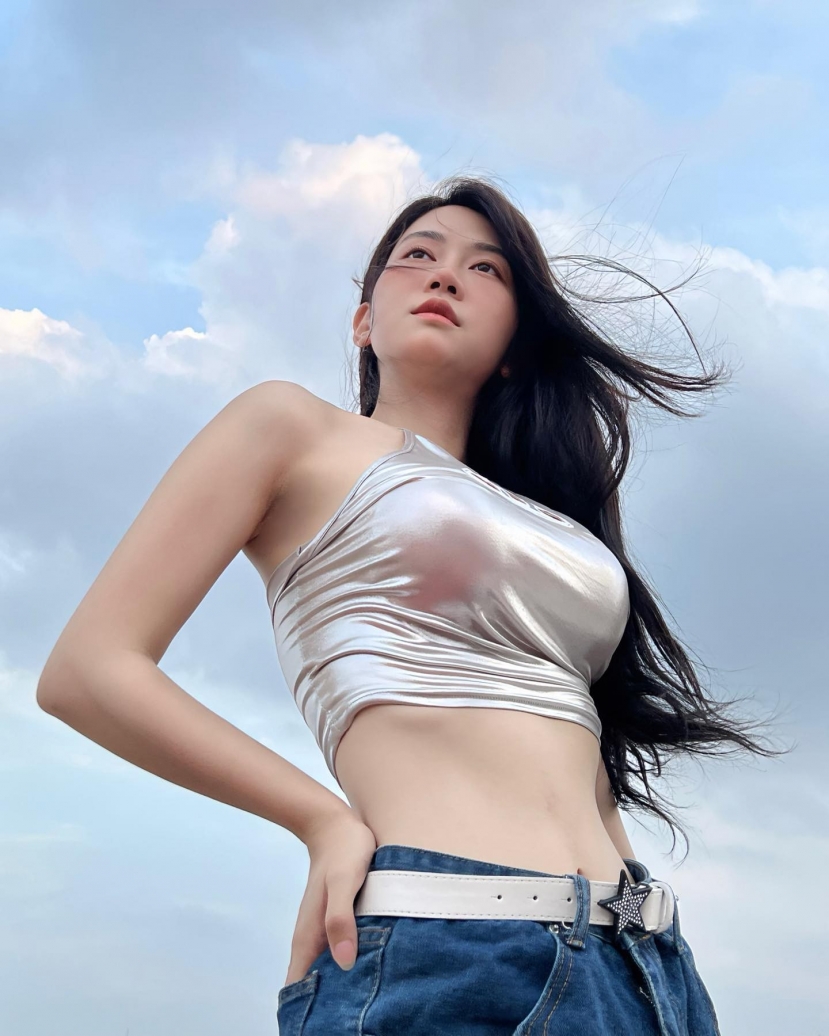 Lê Bống khoe đường cong cuốn hút. Ảnh FBNV Lê Bống khoe đường cong cuốn hút. Ảnh FBNV