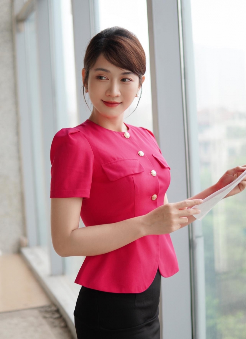 Lê Bống theo đuổi hình ảnh mới với vai trò MC. Ảnh FBNV Lê Bống theo đuổi hình ảnh mới với vai trò MC. Ảnh FBNV