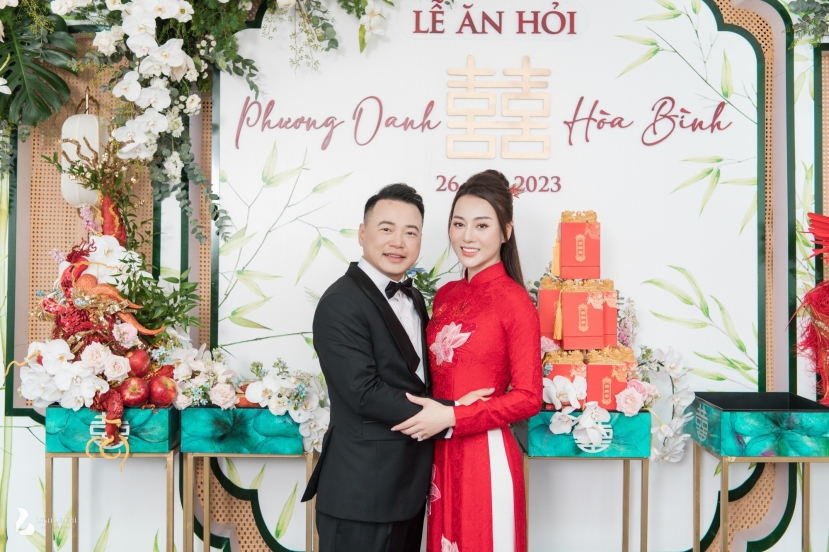 Phương Oanh rạng rỡ trong ngày trọng đại bên Shark Nguyễn Hòa Bình. Ảnh internet Phương Oanh rạng rỡ trong ngày trọng đại bên Shark Nguyễn Hòa Bình. Ảnh internet