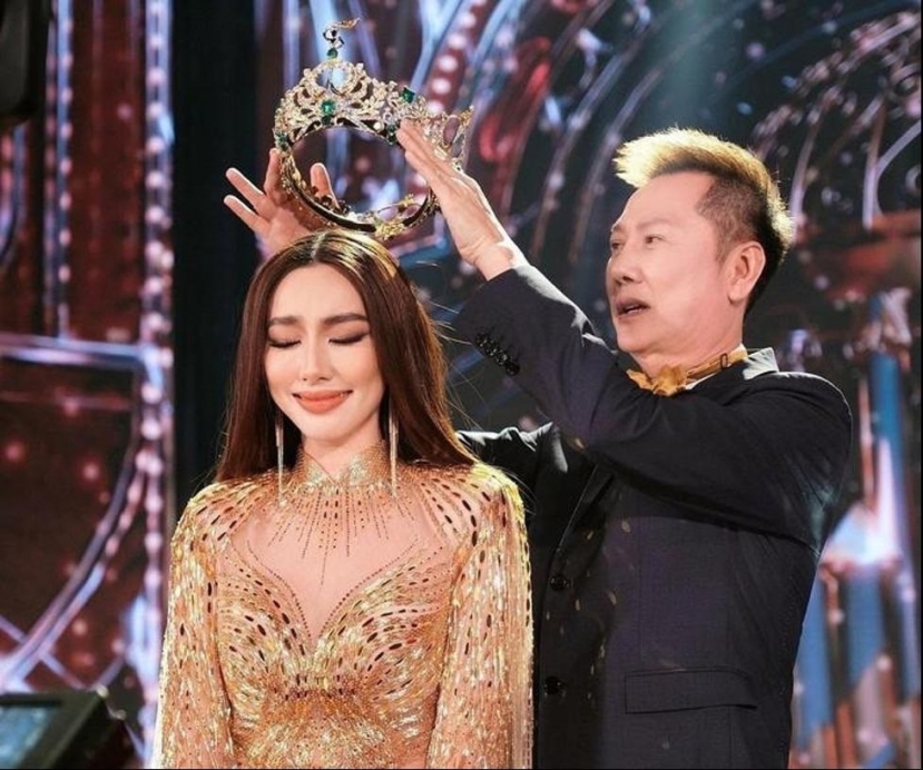 Thùy Tiên đã từng là người được ông Nawat ưu ái và quý mến sau khi đăng quang. Ảnh internet Thùy Tiên đã từng là người được ông Nawat ưu ái và quý mến sau khi đăng quang. Ảnh internet
