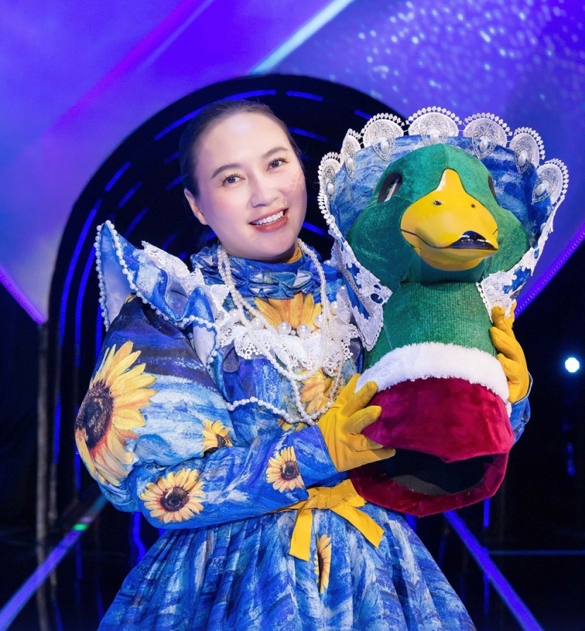 Madame Vịt với 35,97% lượt bình chọn đã tháo mặt nạ và ra về, lộ danh tính là Khánh Linh - giọng ca được mệnh danh 'Họa mi' nổi tiếng của làng nhạc Việt. Ảnh internet Madame Vịt với 35,97% lượt bình chọn đã tháo mặt nạ và ra về, lộ danh tính là Khánh Linh - giọng ca được mệnh danh 'Họa mi' nổi tiếng của làng nhạc Việt. Ảnh internet