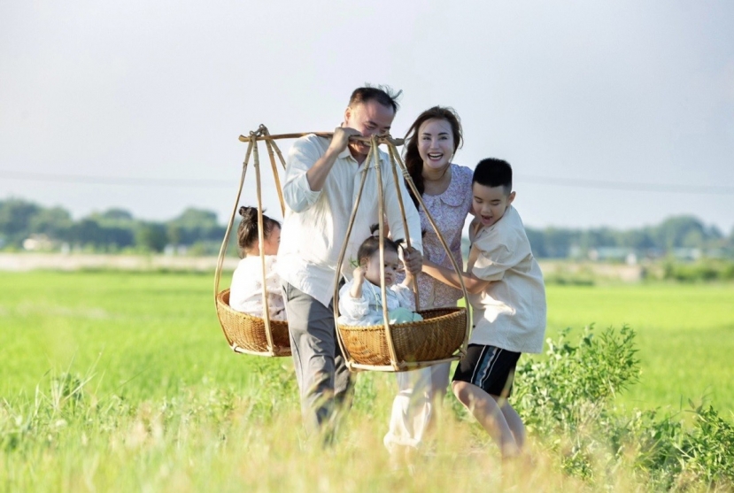 Chồng Vy Oanh lần đầu phá lệ đóng MV cùng vợ và các con. Ảnh internet Chồng Vy Oanh lần đầu phá lệ đóng MV cùng vợ và các con. Ảnh internet