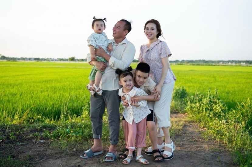 Rũ bỏ hình ảnh một doanh nhân, chồng Vy Oanh vào vai một anh nông dân chân chất. Ảnh internet Rũ bỏ hình ảnh một doanh nhân, chồng Vy Oanh vào vai một anh nông dân chân chất. Ảnh internet