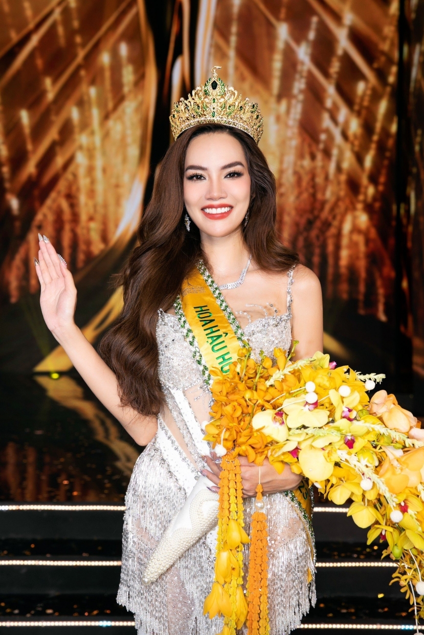 Hoa hậu Lê Hoàng Phương khoe đôi chân dài thẳng tắp trong hậu trường - Ảnh 1 Hoa hậu Lê Hoàng Phương khoe đôi chân dài thẳng tắp trong hậu trường - Ảnh 1