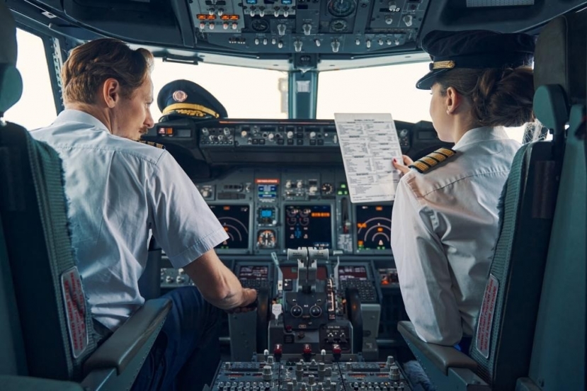 Máy bay bay càng nhanh thì càng đốt nhiều nhiên liệu, tốn nhiều chi phí và ảnh hưởng tiêu cực đến môi trường. Máy bay bay càng nhanh thì càng đốt nhiều nhiên liệu, tốn nhiều chi phí và ảnh hưởng tiêu cực đến môi trường.