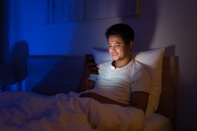 Luo cho biết, hãy chống lại sự thôi thúc muốn lấy điện thoại hoặc nhìn đồng hồ nếu giấc ngủ của bạn bị gián đoạn. Hình ảnh Getty/iStockphoto Luo cho biết, hãy chống lại sự thôi thúc muốn lấy điện thoại hoặc nhìn đồng hồ nếu giấc ngủ của bạn bị gián đoạn. Hình ảnh Getty/iStockphoto