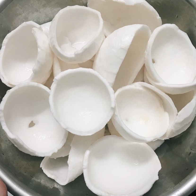 Các chị em thường chọn dừa bánh tẻ để làm mứt. Ảnh internet Các chị em thường chọn dừa bánh tẻ để làm mứt. Ảnh internet