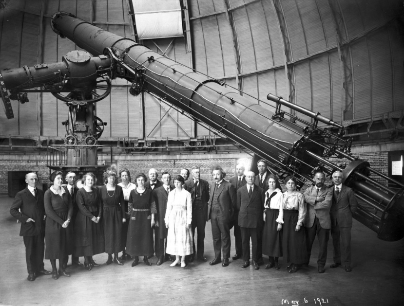 Trong chuyến du lịch vòng quanh nước Mỹ năm 1921, Albert Einstein đã gặp nhóm nghiên cứu tại Đài thiên văn Yerkes, nhiều người trong số họ là phụ nữ Trong chuyến du lịch vòng quanh nước Mỹ năm 1921, Albert Einstein đã gặp nhóm nghiên cứu tại Đài thiên văn Yerkes, nhiều người trong số họ là phụ nữ