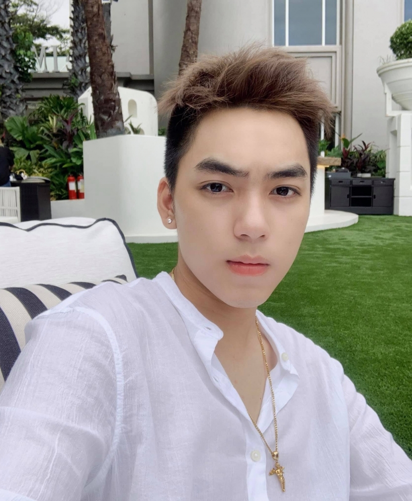Diện mạo điển trai ngoài đời của Hoàng Long. Ảnh: FBNV Diện mạo điển trai ngoài đời của Hoàng Long. Ảnh: FBNV