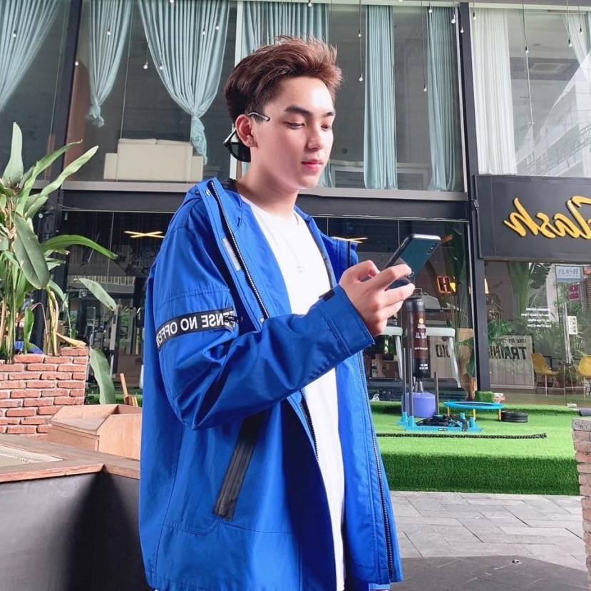 'Lóa mắt' trước vẻ điển trai ngoài đời của nam diễn viên 2k3 trong 'Lối nhỏ vào đời' - Ảnh 3 'Lóa mắt' trước vẻ điển trai ngoài đời của nam diễn viên 2k3 trong 'Lối nhỏ vào đời' - Ảnh 3