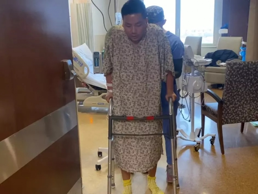 Khoa Pug đau đớn tận cùng sau quyết định liều lĩnh kéo dài đôi chân. Ảnh: Chụp màn hình Khoa Pug đau đớn tận cùng sau quyết định liều lĩnh kéo dài đôi chân. Ảnh: Chụp màn hình