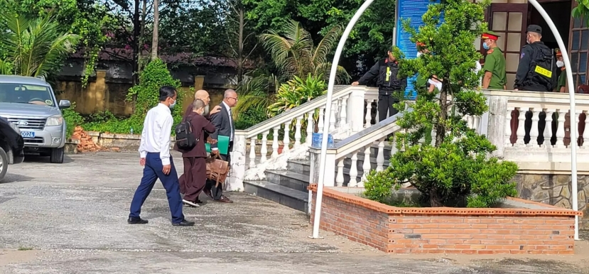 Ông Lê Tùng Vân phải có người dìu đến tòa. Ảnh: Vietnamnet Ông Lê Tùng Vân phải có người dìu đến tòa. Ảnh: Vietnamnet
