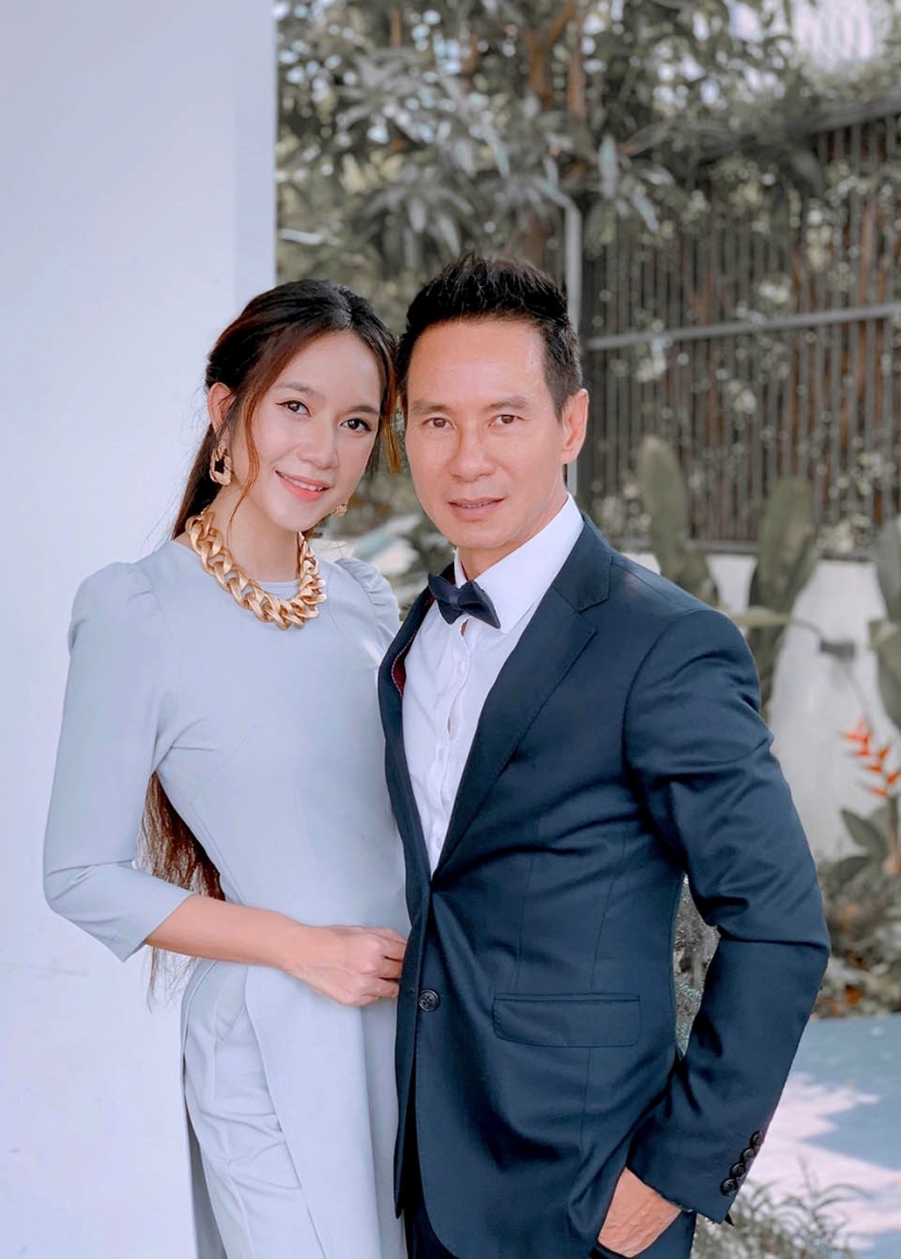 Bà xã Lý Hải lộ mặt thật gây bất ngờ, dung nhan đời thường có khác biệt ảnh tự đăng? - Ảnh 1 Bà xã Lý Hải lộ mặt thật gây bất ngờ, dung nhan đời thường có khác biệt ảnh tự đăng? - Ảnh 1
