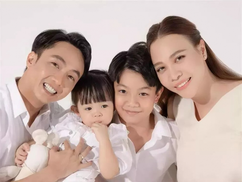 Gia đình 4 người hạnh phúc của Cường Đôla và Đàm Thu Trang. Ảnh: Internet Gia đình 4 người hạnh phúc của Cường Đôla và Đàm Thu Trang. Ảnh: Internet