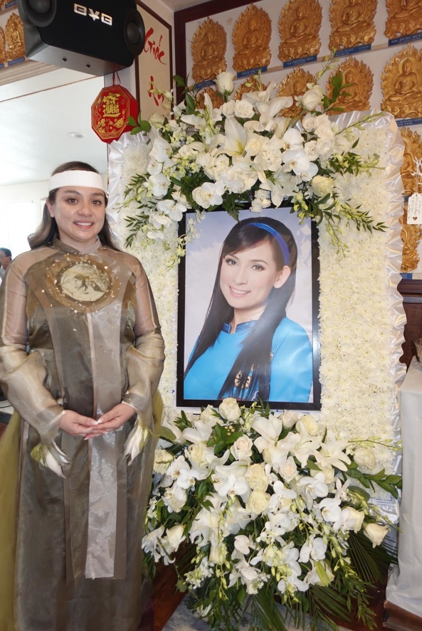 Wendy Phạm trong lễ giỗ đầu của mẹ. Ảnh: Internet Wendy Phạm trong lễ giỗ đầu của mẹ. Ảnh: Internet