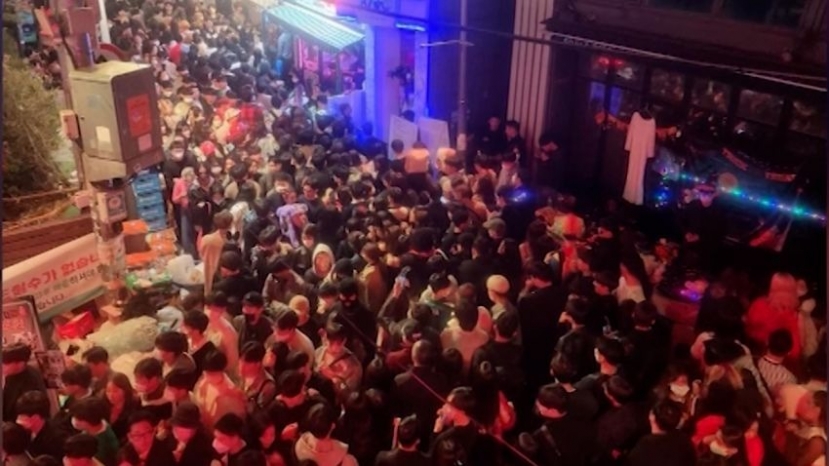 Hình ảnh đám đông tham gia lễ hội Halloween ở Itaewon tối 29/10. Ảnh: CNN Hình ảnh đám đông tham gia lễ hội Halloween ở Itaewon tối 29/10. Ảnh: CNN