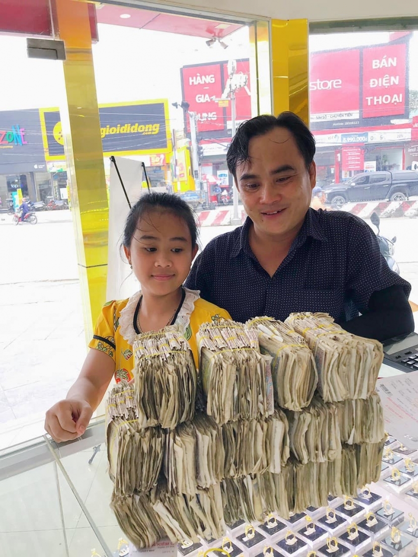 Hình ảnh anh Tấn dẫn con gái đi mua vàng với xấp tiền lẻ được chia sẻ rộng rãi những ngày qua.Ảnh: NVCC/báo Thanh Niên Hình ảnh anh Tấn dẫn con gái đi mua vàng với xấp tiền lẻ được chia sẻ rộng rãi những ngày qua.Ảnh: NVCC/báo Thanh Niên