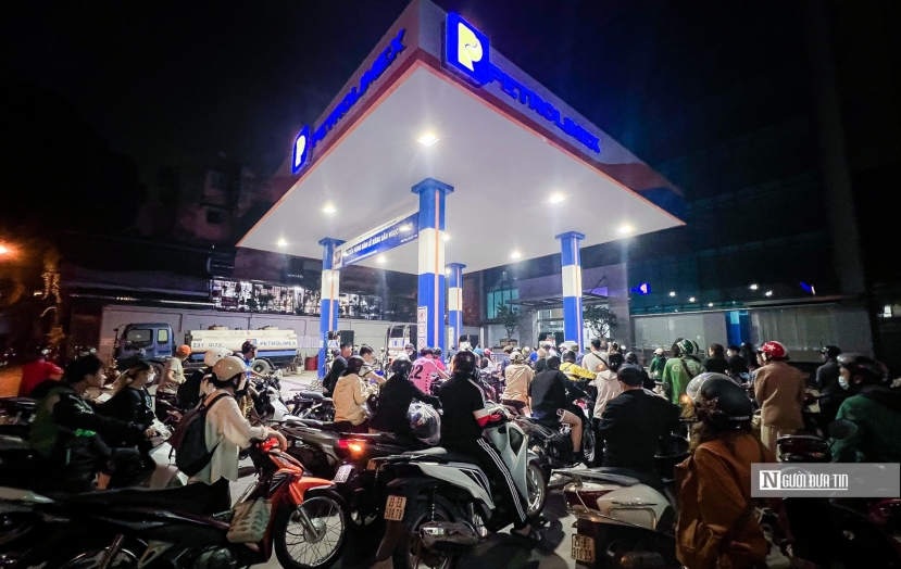 Người dân Hà Nội xếp hàng dài từ sáng tới đếm khuya để đổ được xăng (Ảnh: Hữu Thắng). Người dân Hà Nội xếp hàng dài từ sáng tới đếm khuya để đổ được xăng (Ảnh: Hữu Thắng).