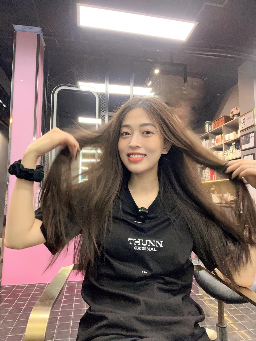 Á hậu Phương Nga quyết định cắt phăng đi mái tóc dài của mình. Ảnh: FBNV Á hậu Phương Nga quyết định cắt phăng đi mái tóc dài của mình. Ảnh: FBNV