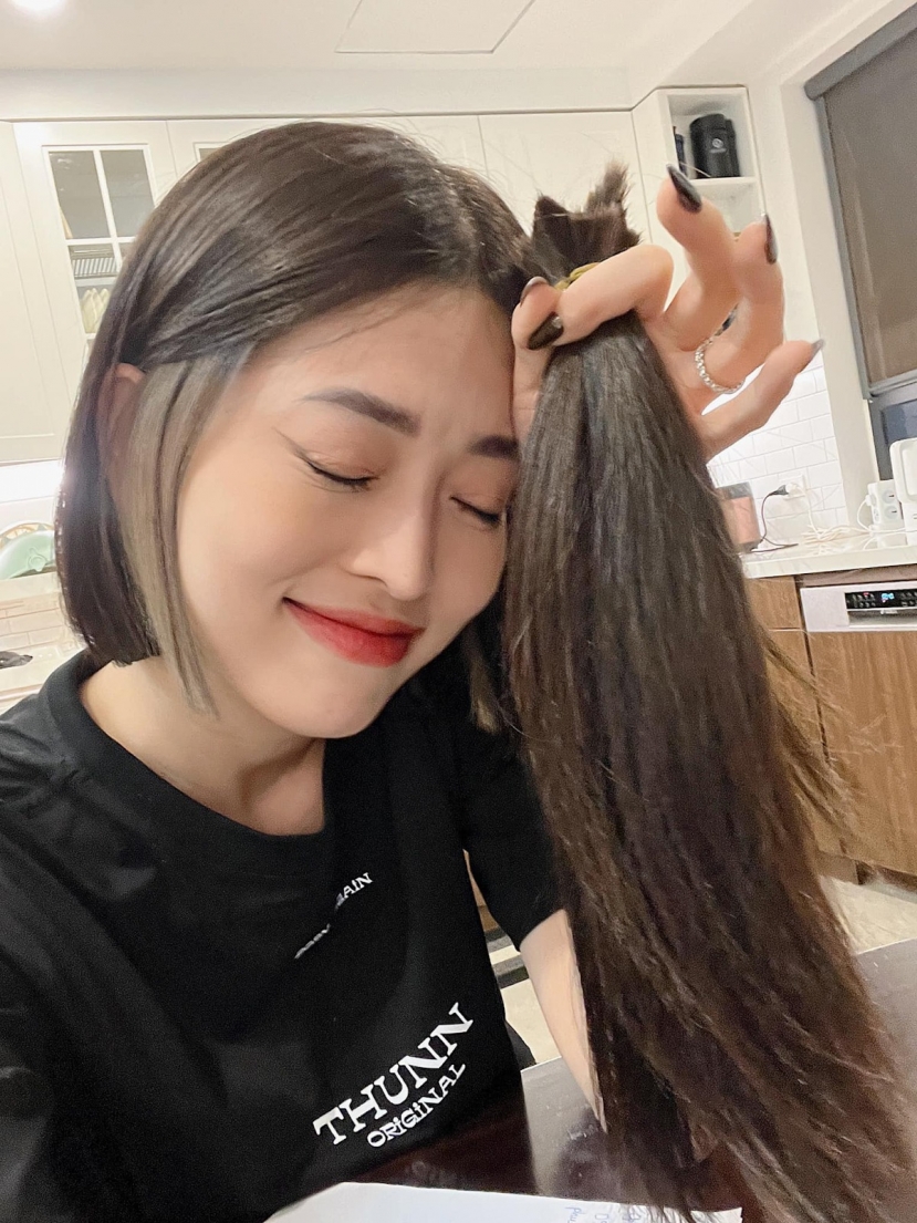Phương Nga có hành động ý nghĩa với mái tóc của mình. Ảnh: FBNV Phương Nga có hành động ý nghĩa với mái tóc của mình. Ảnh: FBNV