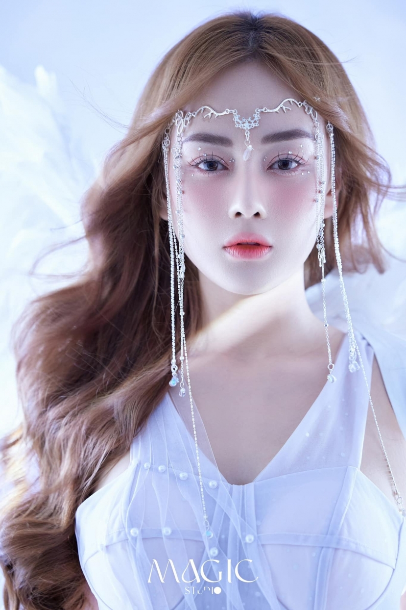 Phương Oanh đẹp như nữ thần bước ra từ thần thoại. Ảnh: FBNV Phương Oanh đẹp như nữ thần bước ra từ thần thoại. Ảnh: FBNV