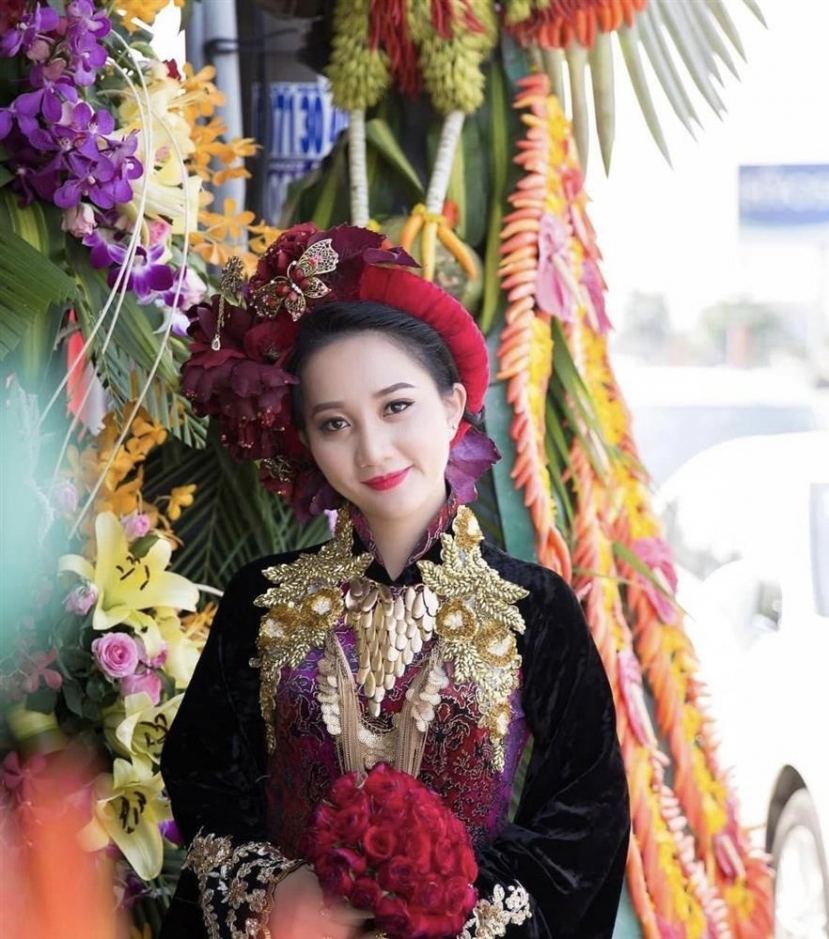 Bà xã Lê Dương Bảo Lâm dù trang phục cồng kềnh nhưng vấn rất xinh tươi. Ảnh: FBNV Bà xã Lê Dương Bảo Lâm dù trang phục cồng kềnh nhưng vấn rất xinh tươi. Ảnh: FBNV