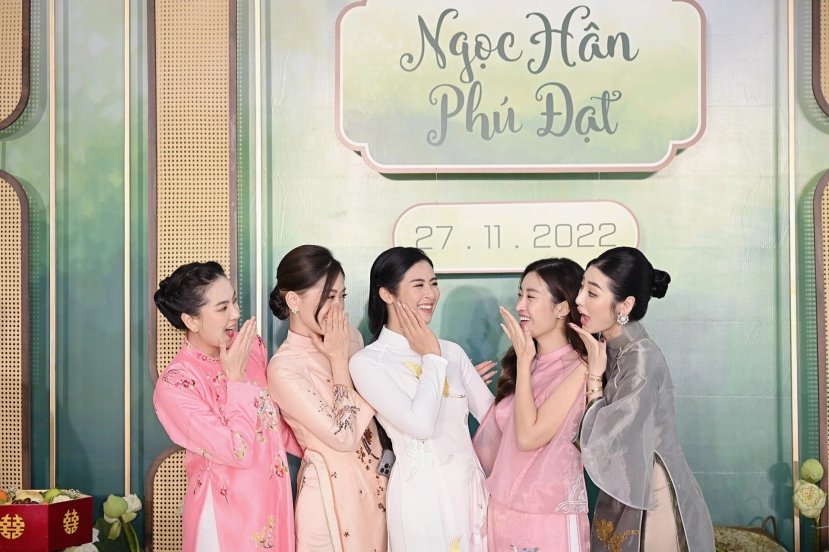 Khoảnh khắc cực 'tình' của hoa hậu Ngọc Hân và hôn phu trong Lễ Ăn hỏi - Ảnh 2 Khoảnh khắc cực 'tình' của hoa hậu Ngọc Hân và hôn phu trong Lễ Ăn hỏi - Ảnh 2
