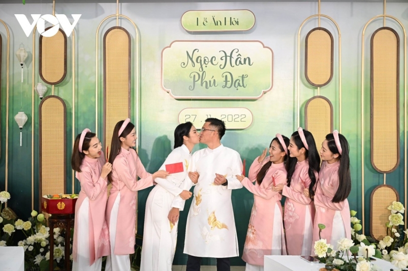 Cô dâu chú rể trao nhau nụ hôn ngọt ngào. Ảnh: VOV Cô dâu chú rể trao nhau nụ hôn ngọt ngào. Ảnh: VOV