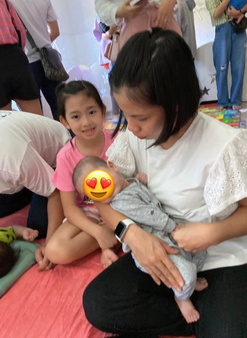 Con gái Mai Phương theo bảo mẫu từ thiện. Ảnh: FBNV Con gái Mai Phương theo bảo mẫu từ thiện. Ảnh: FBNV