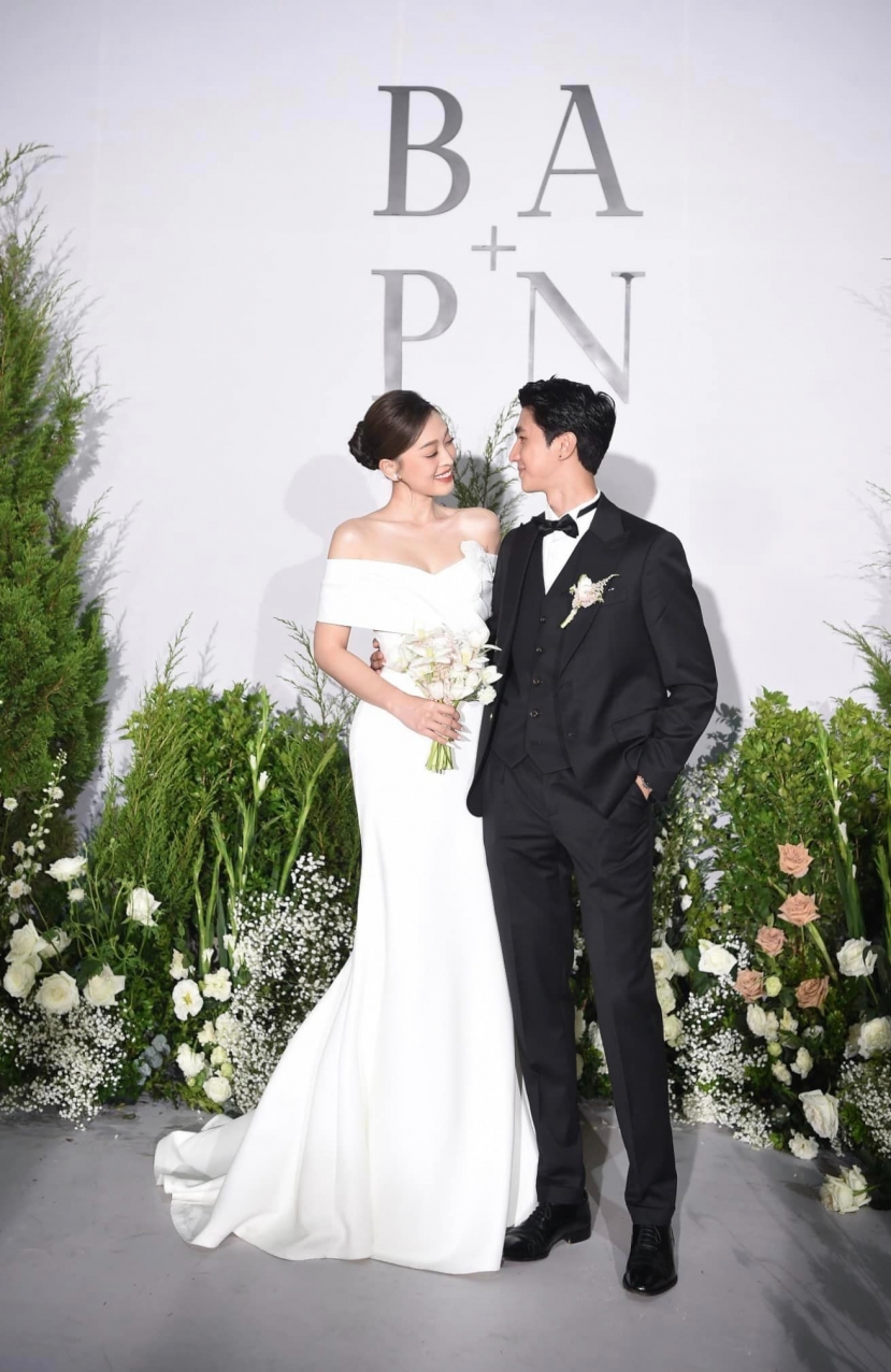 Phương Nga đến giờ mới chịu hé lộ điều thú vị về chiếc váy cưới 'xưa nay hiếm' từng gây tranh cãi Phương Nga đến giờ mới chịu hé lộ điều thú vị về chiếc váy cưới 'xưa nay hiếm' từng gây tranh cãi