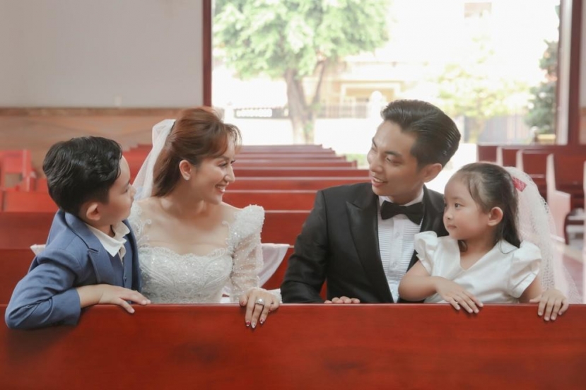Khánh Thi - Phan Hiển gây xuýt xoa với cảnh cưới tại nhà thờ - Ảnh 3 Khánh Thi - Phan Hiển gây xuýt xoa với cảnh cưới tại nhà thờ - Ảnh 3