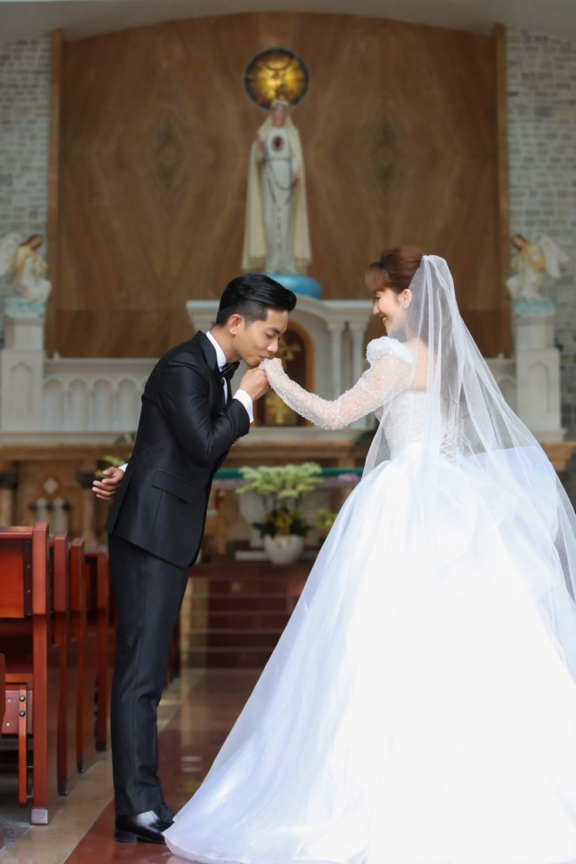 Khánh Thi - Phan Hiển gây xuýt xoa với cảnh cưới tại nhà thờ. Ảnh: FBNV Khánh Thi - Phan Hiển gây xuýt xoa với cảnh cưới tại nhà thờ. Ảnh: FBNV