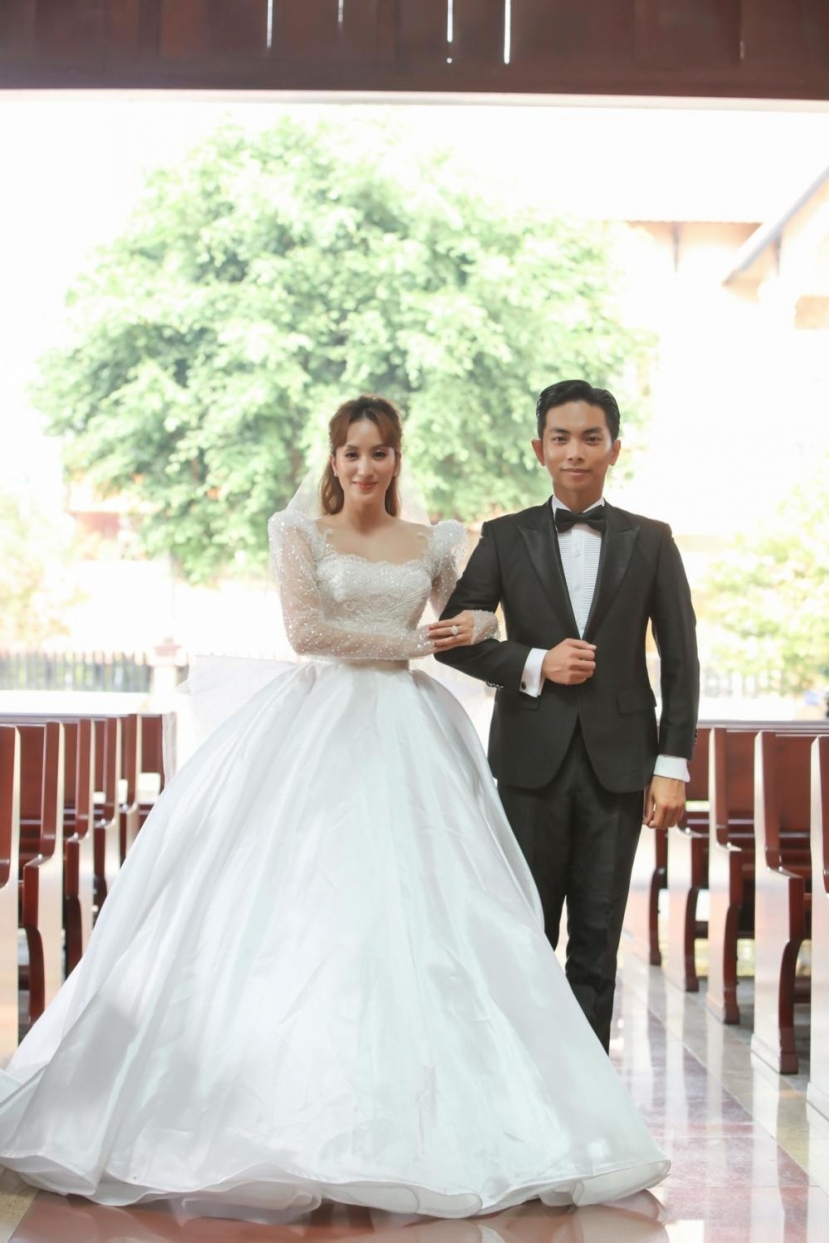 Khánh Thi - Phan Hiển gây xuýt xoa với cảnh cưới tại nhà thờ - Ảnh 1 Khánh Thi - Phan Hiển gây xuýt xoa với cảnh cưới tại nhà thờ - Ảnh 1