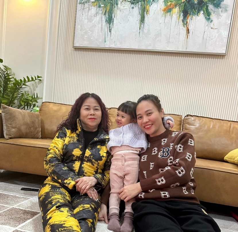 Đàm Thu Trang khoe ảnh 3 thế hệ, mẹ vợ Cường Đôla gây chú ý đặc biệt - Ảnh 1 Đàm Thu Trang khoe ảnh 3 thế hệ, mẹ vợ Cường Đôla gây chú ý đặc biệt - Ảnh 1