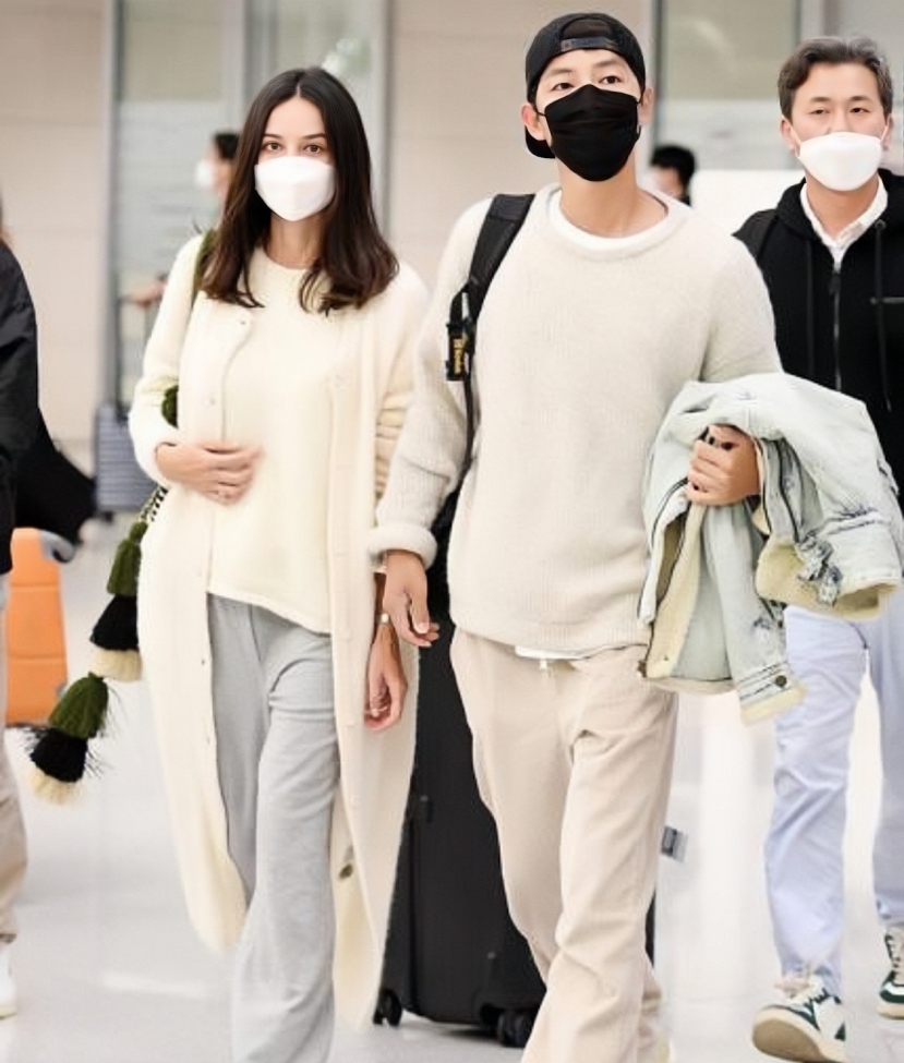 Song Joong Ki hiện diện bên bạn gái ngoại quốc: Dân tình chê bai vì ngoại hình khập khiễng? - Ảnh 1 Song Joong Ki hiện diện bên bạn gái ngoại quốc: Dân tình chê bai vì ngoại hình khập khiễng? - Ảnh 1