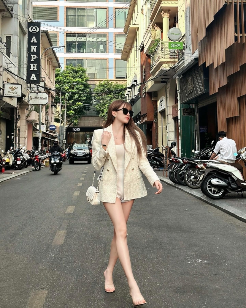 Thiều Bảo Trâm khoe dáng với đôi chân 'cực phẩm'. Ảnh: FBNV Thiều Bảo Trâm khoe dáng với đôi chân 'cực phẩm'. Ảnh: FBNV