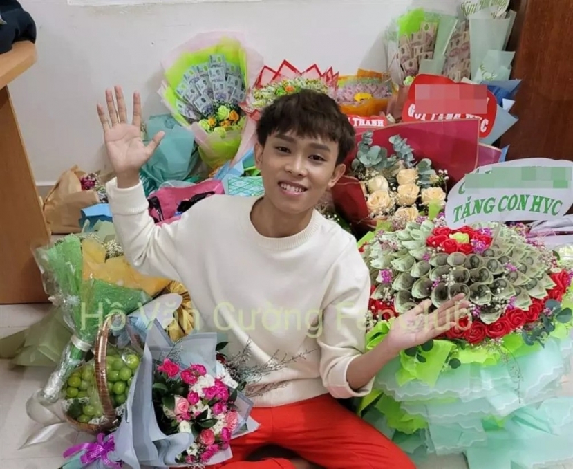 Hồ Văn Cường nhận được nhiều quà to từ người hâm mộ. Ảnh: Internet Hồ Văn Cường nhận được nhiều quà to từ người hâm mộ. Ảnh: Internet