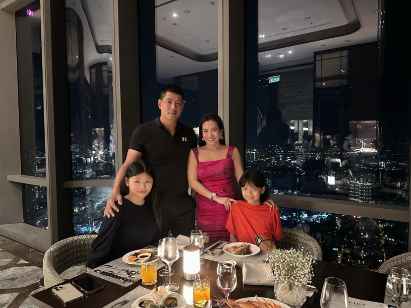 Bình Minh có hôn nhân hạnh phúc cùng với bà xã Anh Thơ. Ảnh: FBNV Bình Minh có hôn nhân hạnh phúc cùng với bà xã Anh Thơ. Ảnh: FBNV