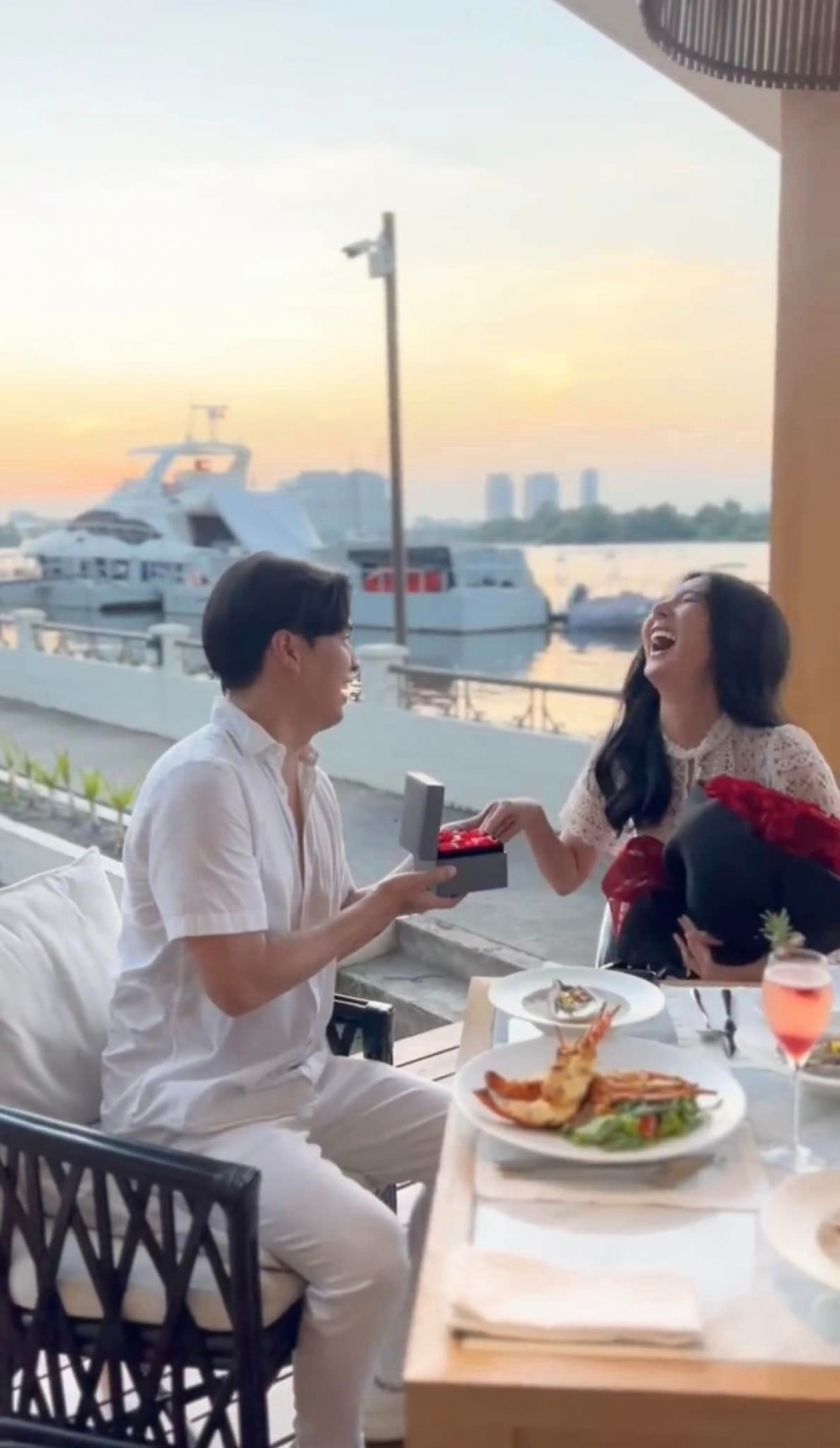 Hồ Quang Hiếu cầu hôn thành công bạn gái. Ảnh: Chụp màn hình Hồ Quang Hiếu cầu hôn thành công bạn gái. Ảnh: Chụp màn hình