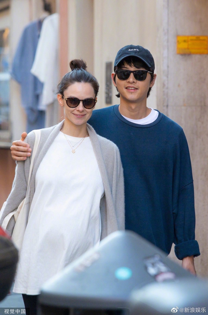 Chỉ một chi tiết nhỏ, Song Joong Ki đã chứng minh tình yêu mãnh liệt dành cho bà xã ngoại quốc - Ảnh 3 Chỉ một chi tiết nhỏ, Song Joong Ki đã chứng minh tình yêu mãnh liệt dành cho bà xã ngoại quốc - Ảnh 3
