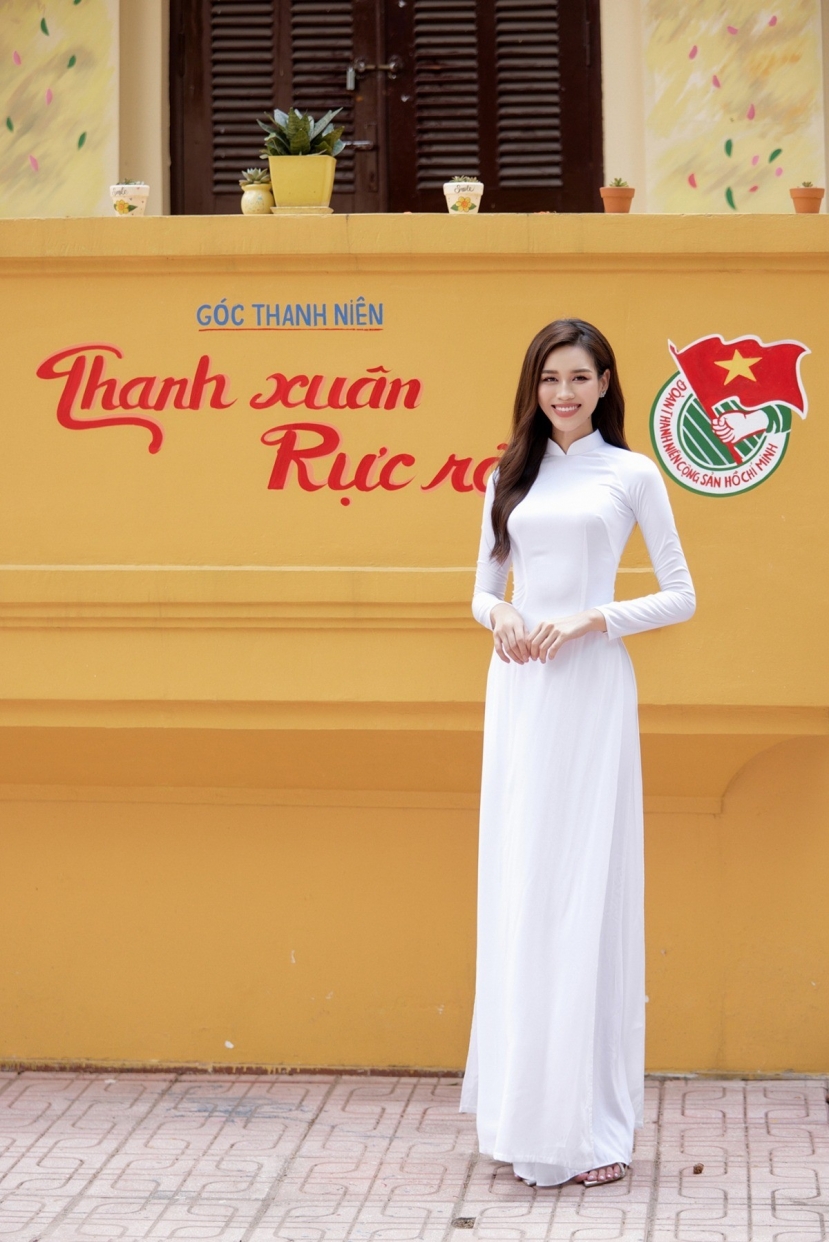 Đỗ Thị Hà nền nã với áo dài. Ảnh: FBNV Đỗ Thị Hà nền nã với áo dài. Ảnh: FBNV