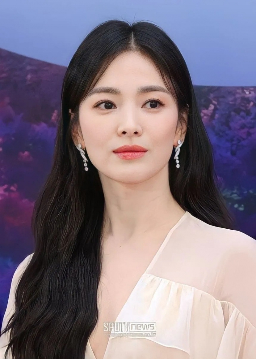 Song Hye Kyo 'vượt mặt' chồng cũ Song Joong Ki, chứng minh 'phụ nữ đẹp nhất khi không thuộc về ai' - Ảnh 1 Song Hye Kyo 'vượt mặt' chồng cũ Song Joong Ki, chứng minh 'phụ nữ đẹp nhất khi không thuộc về ai' - Ảnh 1