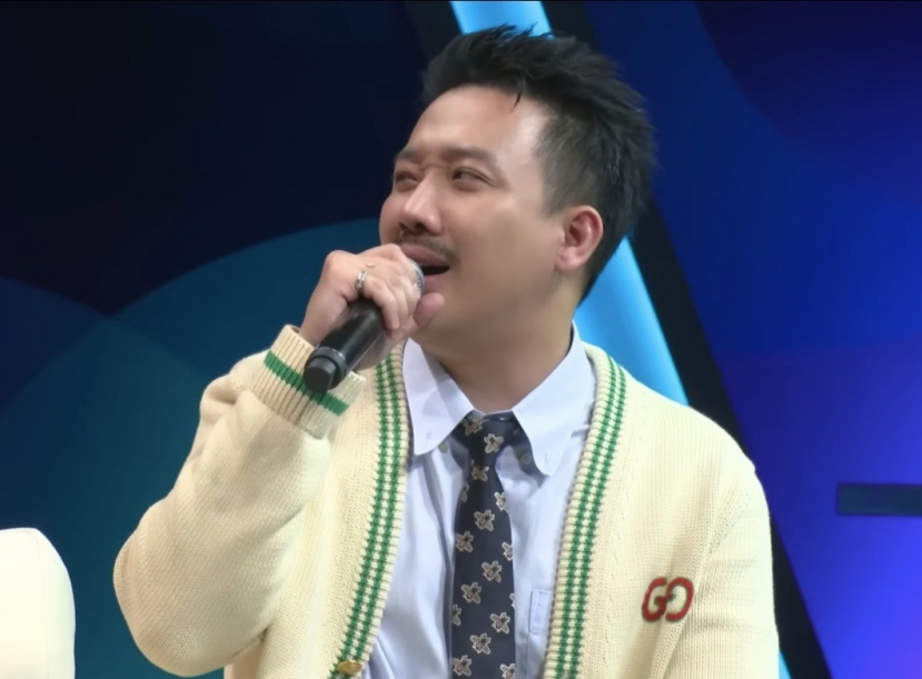 Diện mạo lạ lẫm của Trấn Thành trong vai trò host của Người ấy là ai mùa 5. Ảnh: Internet Diện mạo lạ lẫm của Trấn Thành trong vai trò host của Người ấy là ai mùa 5. Ảnh: Internet