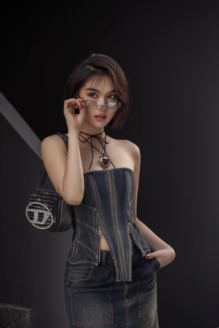 Ngọc Trinh thường xuyên có những màn khoe dáng bắt mắt. Ảnh: Internet Ngọc Trinh thường xuyên có những màn khoe dáng bắt mắt. Ảnh: Internet