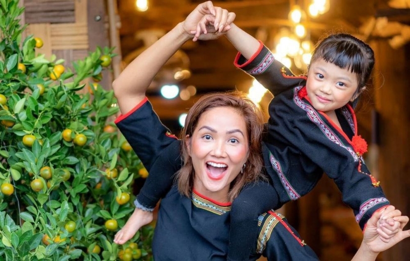 Sao Việt 24/6: Phương Oanh chứng tỏ đẳng cấp phu nhân chủ tịch, mối quan hệ thật sự của Quỳnh Lương và bạn trai - Ảnh 2 Sao Việt 24/6: Phương Oanh chứng tỏ đẳng cấp phu nhân chủ tịch, mối quan hệ thật sự của Quỳnh Lương và bạn trai - Ảnh 2