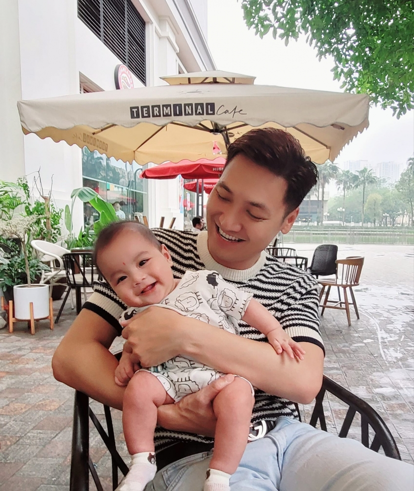 Con trai Mạnh Trường chưa đầy 1 tuổi đã sở hữu tố chất 'con nhà nòi' khiến nam diễn viên cũng phải bất ngờ - Ảnh 4 Con trai Mạnh Trường chưa đầy 1 tuổi đã sở hữu tố chất 'con nhà nòi' khiến nam diễn viên cũng phải bất ngờ - Ảnh 4