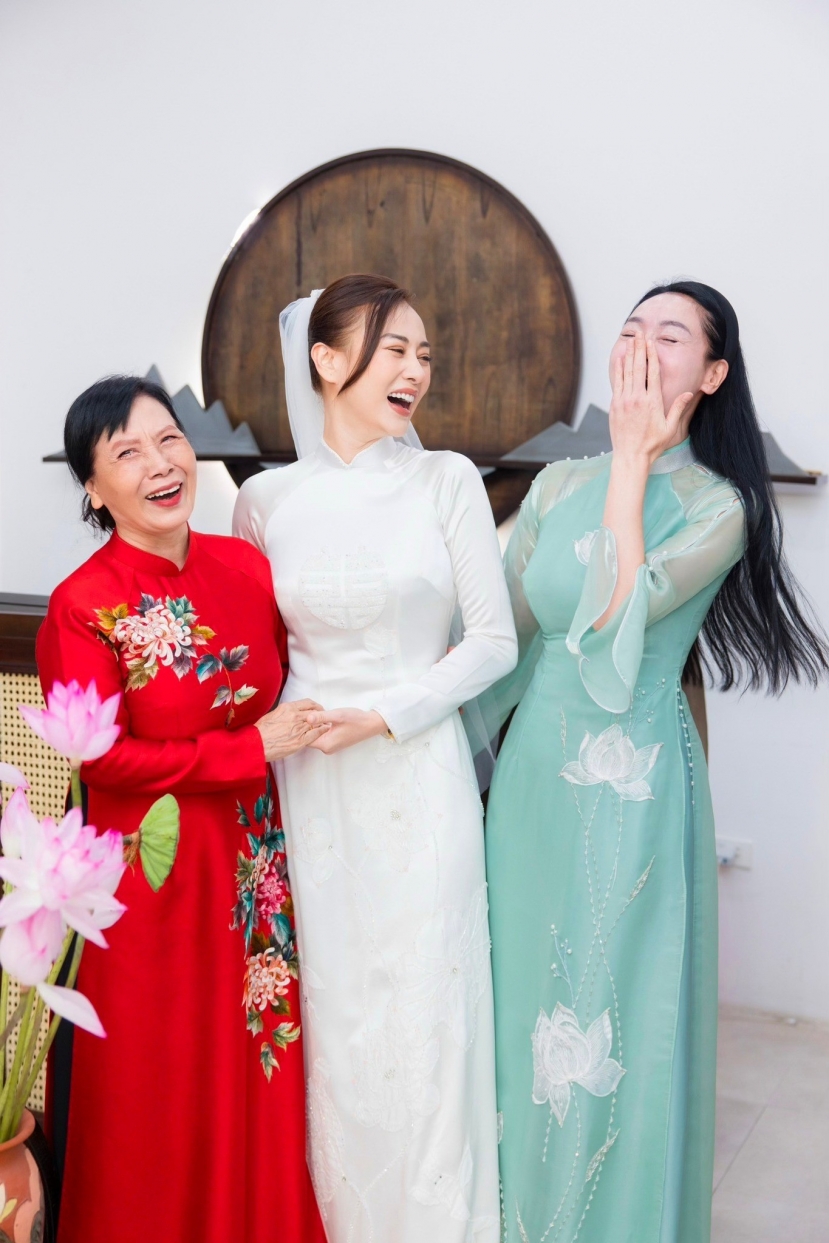 Sao Việt 24/7: Phương Oanh thử áo dài ăn hỏi với 2 mẹ chồng, Hương Tràm công khai sự thật về việc đã có con - Ảnh 1 Sao Việt 24/7: Phương Oanh thử áo dài ăn hỏi với 2 mẹ chồng, Hương Tràm công khai sự thật về việc đã có con - Ảnh 1